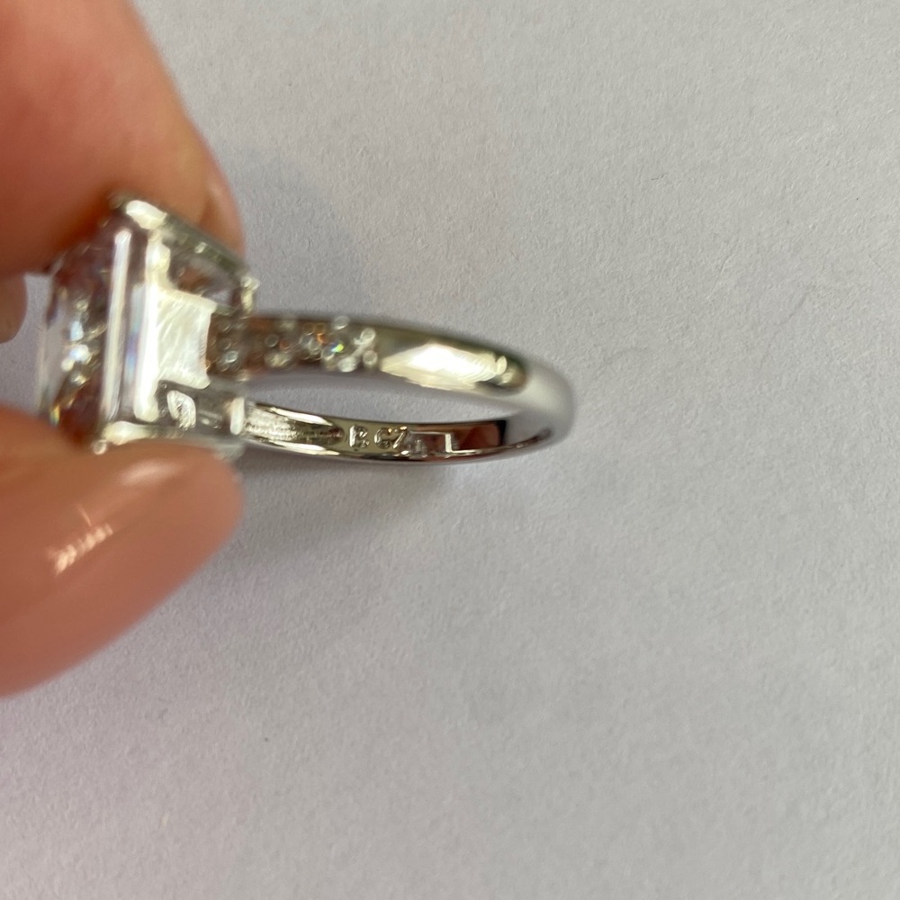 Stunning Sterling Silver CZ Ring [Size 8] - Picture 5 of 7